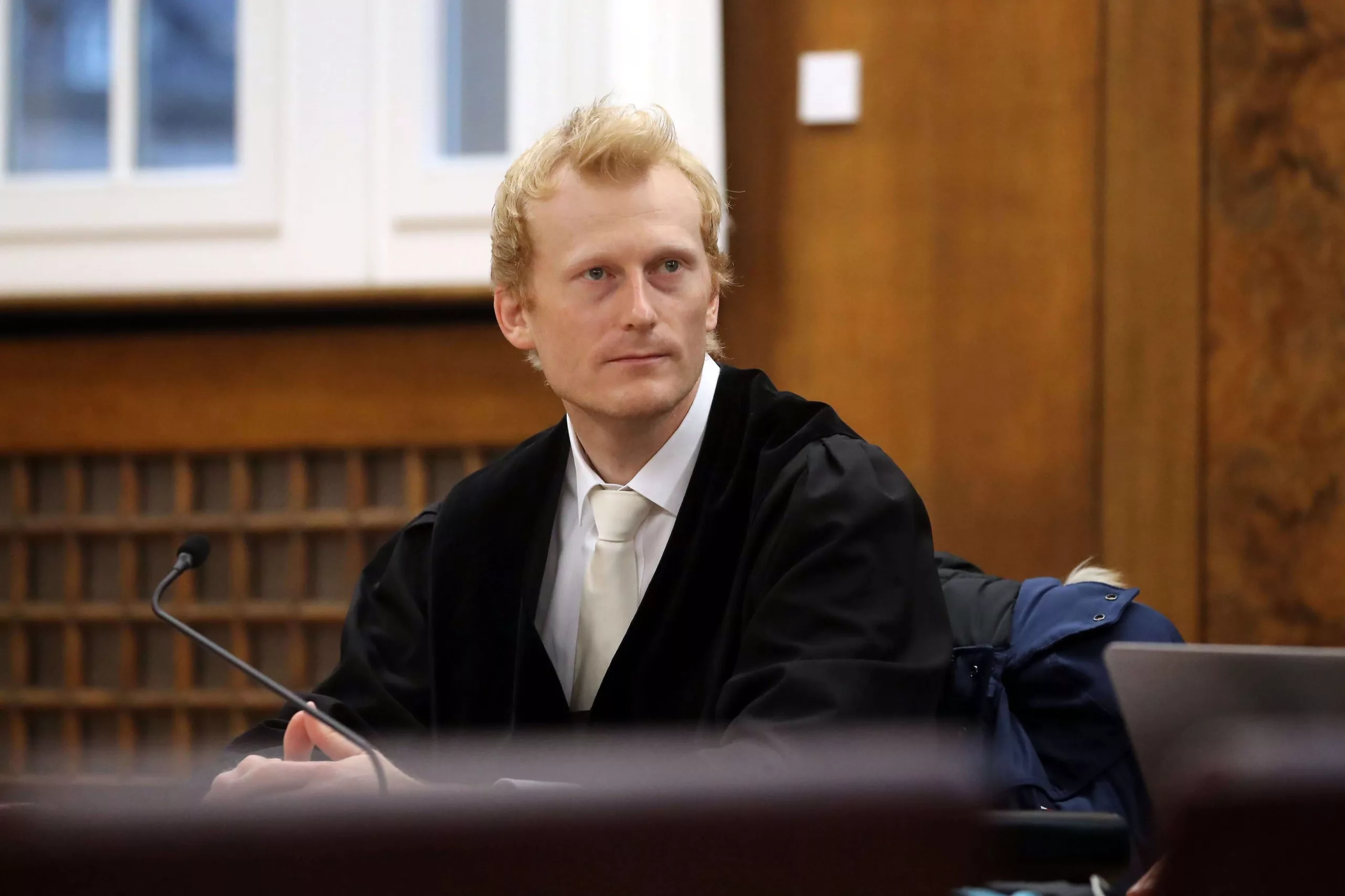 Staatsanwalt Alexander Bayer sitzt im Gerichtssaal in Robe und konzentriert sich auf den Fall