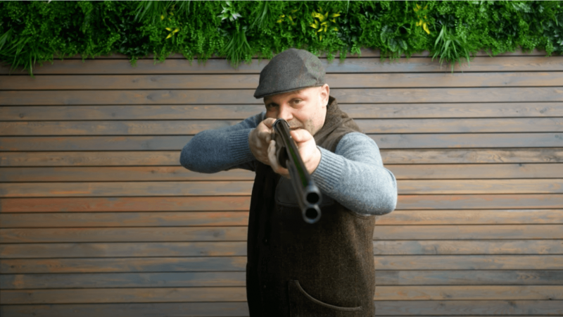 Nico zeigt wie man den Flintenschuss lernen kann indem er die Waffe korrekt anlegt