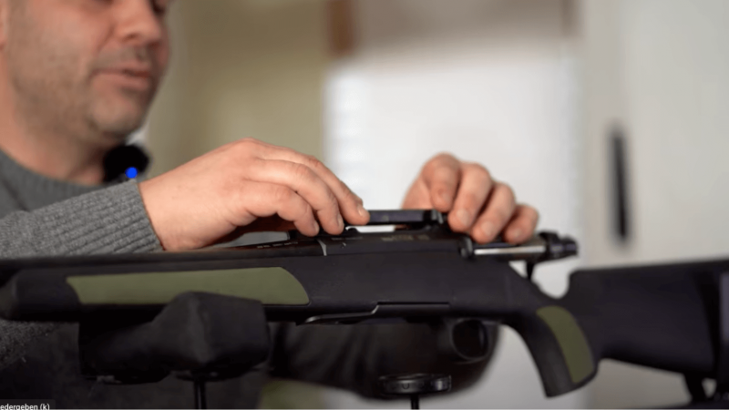 Nico zeigt im Detail die Montage des Zielfernrohres. Das Bild zeigt die Flinte und einen Montagegriff